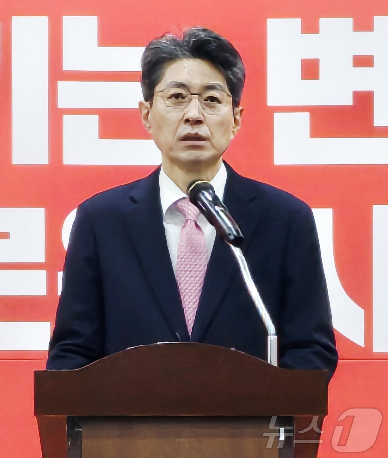 (대구=뉴스1) 남승렬 기자 = 정장수 전 대구시 경제부시장이 27일 대구 수성구 국민의힘 대구시당에서 기자간담회를 열고 6·3 지방선거 대구 중구청장 출마를 선언하고 있다. 20 …
