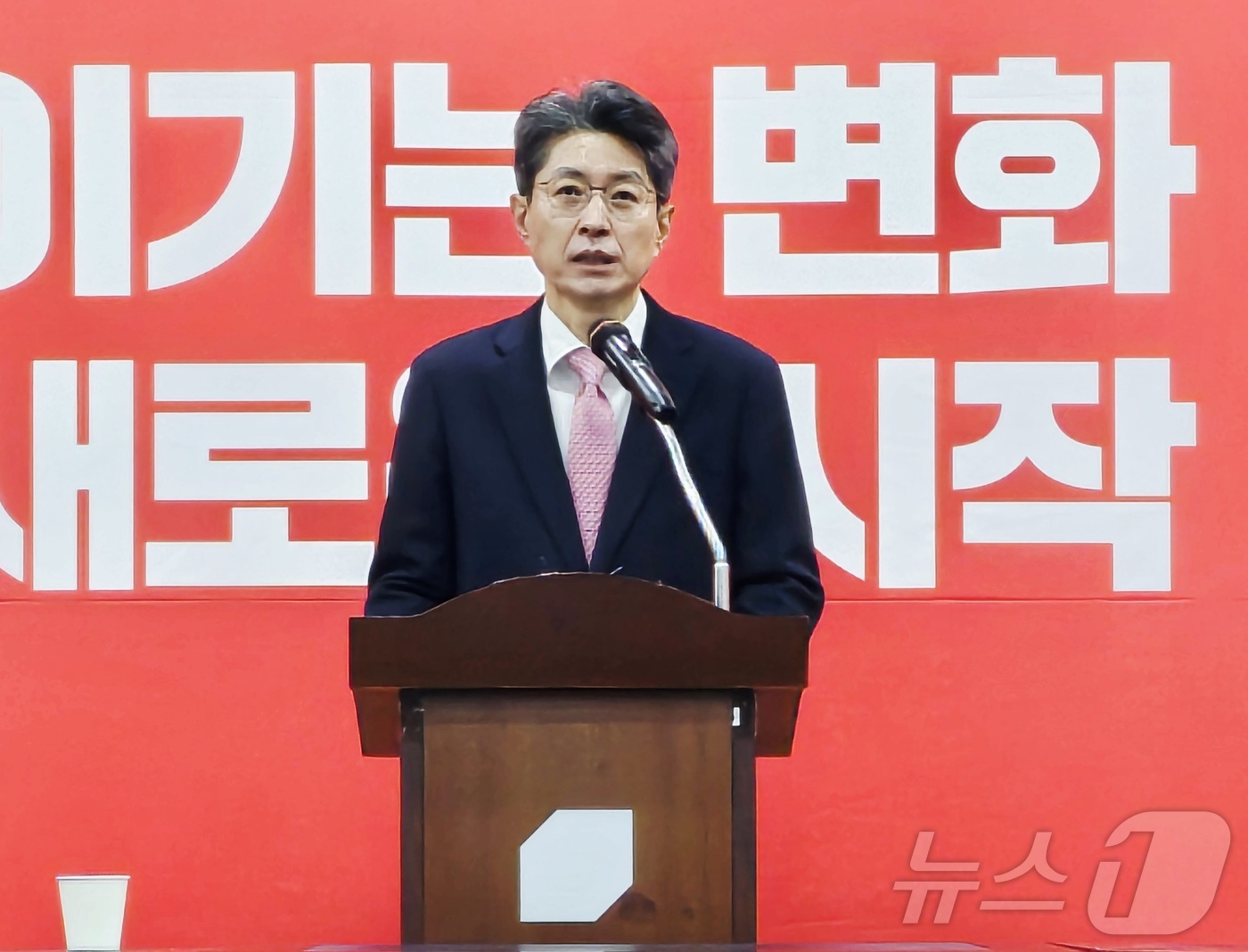 (대구=뉴스1) 남승렬 기자 = 정장수 전 대구시 경제부시장이 27일 대구 수성구 국민의힘 대구시당에서 기자간담회를 열고 6·3 지방선거 대구 중구청장 출마를 선언하고 있다. 20 …