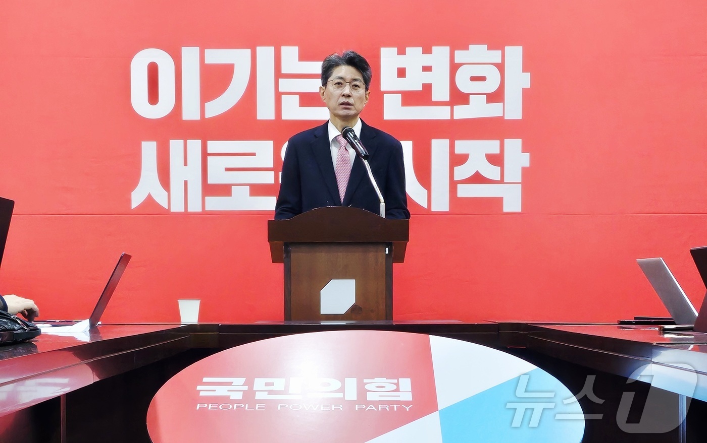 (대구=뉴스1) 남승렬 기자 = 정장수 전 대구시 경제부시장이 27일 대구 수성구 국민의힘 대구시당에서 기자간담회를 열고 6·3 지방선거 대구 중구청장 출마를 선언하고 있다. 20 …