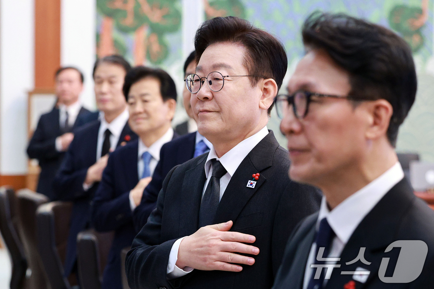 (서울=뉴스1) 이재명 기자 = 이재명 대통령이 27일 청와대에서 열린 국무회의에서 국민의례를 하고 있다. 2026.1.27/뉴스1