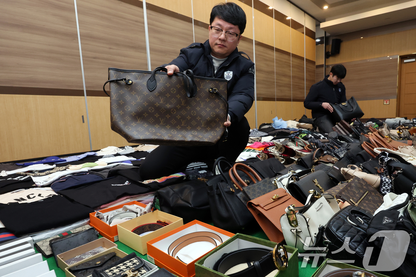 (인천=뉴스1) 황기선 기자 = 27일 오전 인천 중구 인천본부세관에서 열린 '1200억원대 위조 명품 판매 쇼핑몰 운영조직 적발' 브리핑에서 직원들이 압수품을 살펴보고 있다.관세 …