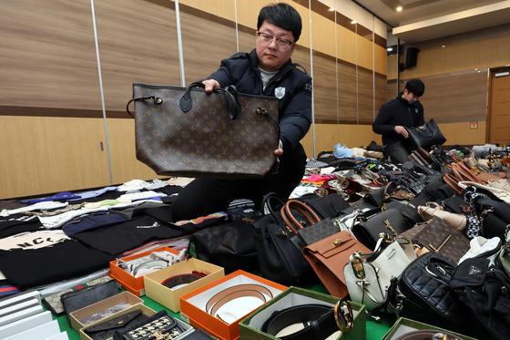 인천세관, 1200억원대 위조 명품 판매 쇼핑몰 운영조직 적발 브리핑