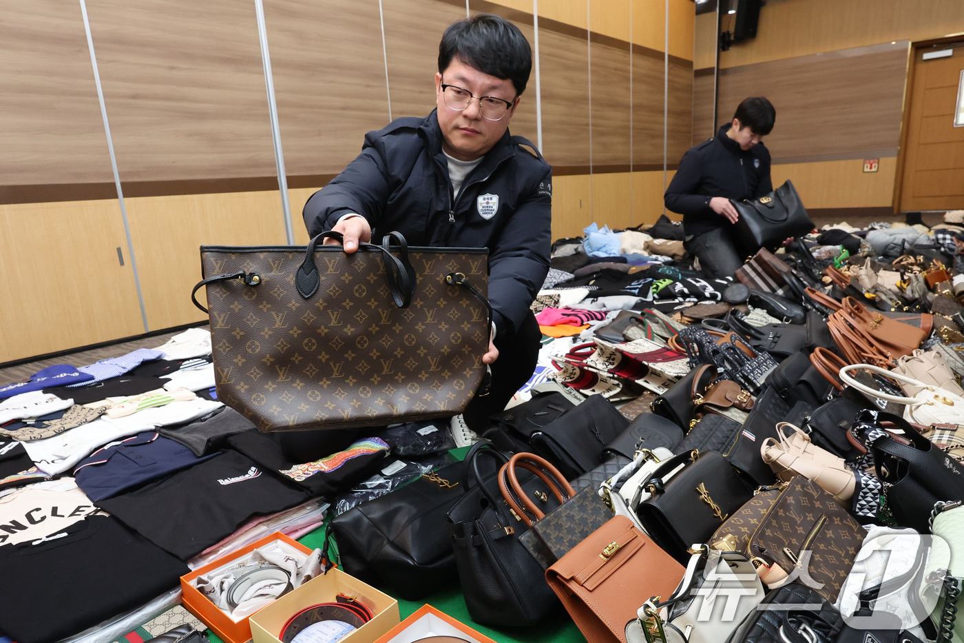(인천=뉴스1) 황기선 기자 = 27일 오전 인천 중구 인천본부세관에서 열린 '1200억원대 위조 명품 판매 쇼핑몰 운영조직 적발' 브리핑에서 직원들이 압수품을 살펴보고 있다.관세 …