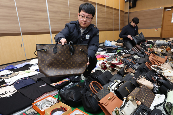 인천본부세관, 1200억원대 위조 명품 판매 쇼핑몰 운영조직 적발