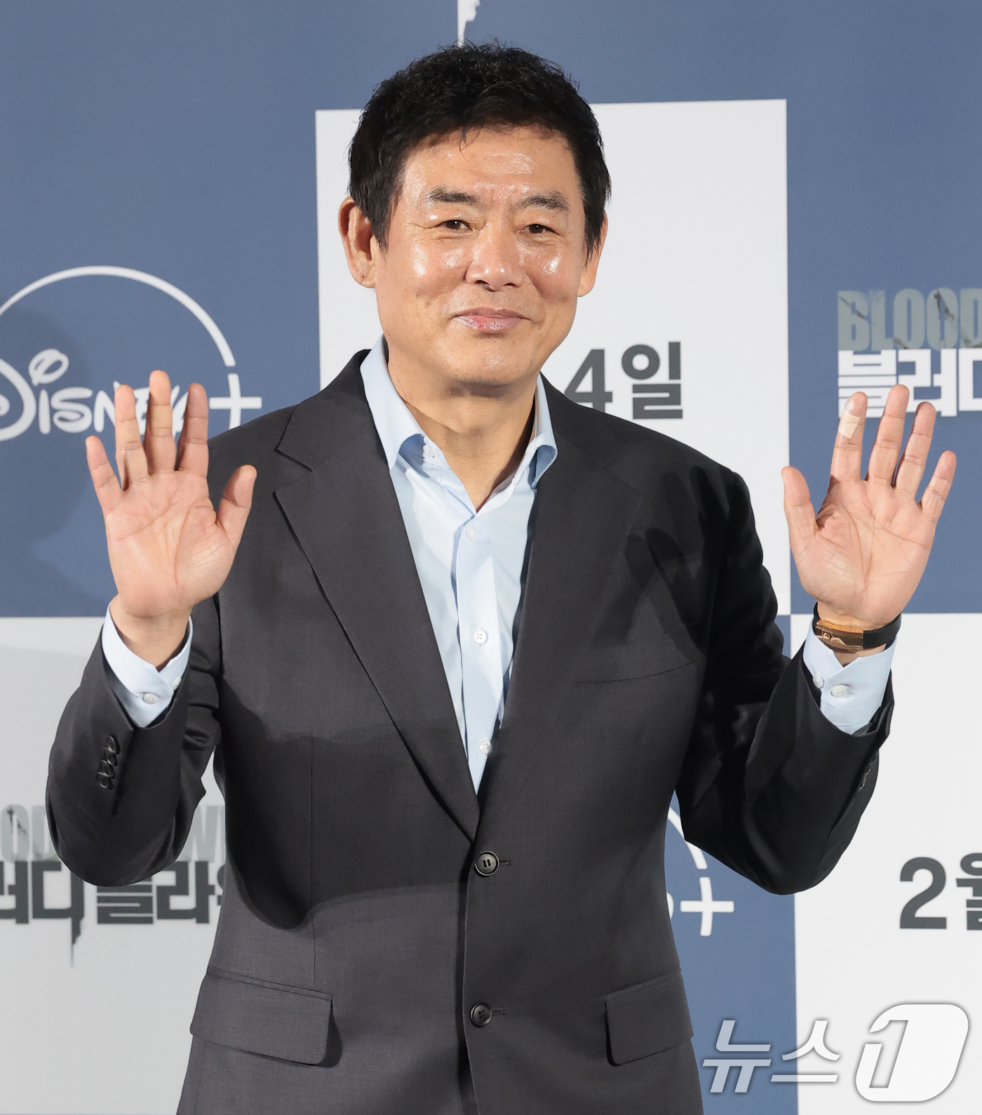 (서울=뉴스1) 권현진 기자 = 배우 성동일이 27일 서울 용산구 CGV용산아이파크몰에서 열린 디즈니+ 오리지널 시리즈 '블러디 플라워' 제작발표회에서 포즈를 취하고 있다.'블러디 …