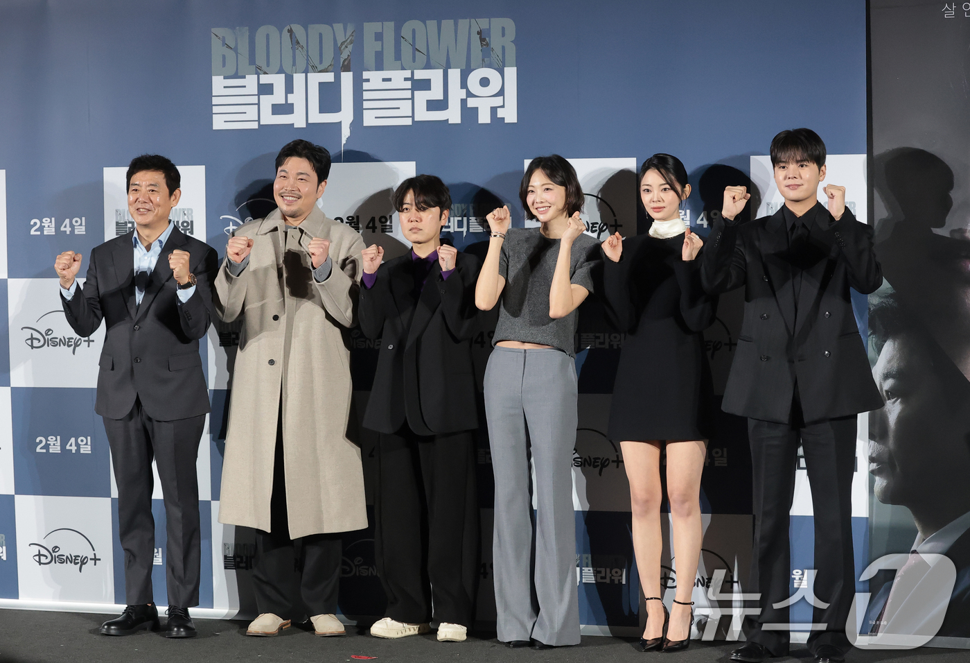 (서울=뉴스1) 권현진 기자 = 배우 성동일(왼쪽부터)과 신승훈, 한윤선 감독, 금새록, 정소리, 려운이 27일 서울 용산구 CGV용산아이파크몰에서 열린 디즈니+ 오리지널 시리즈 …