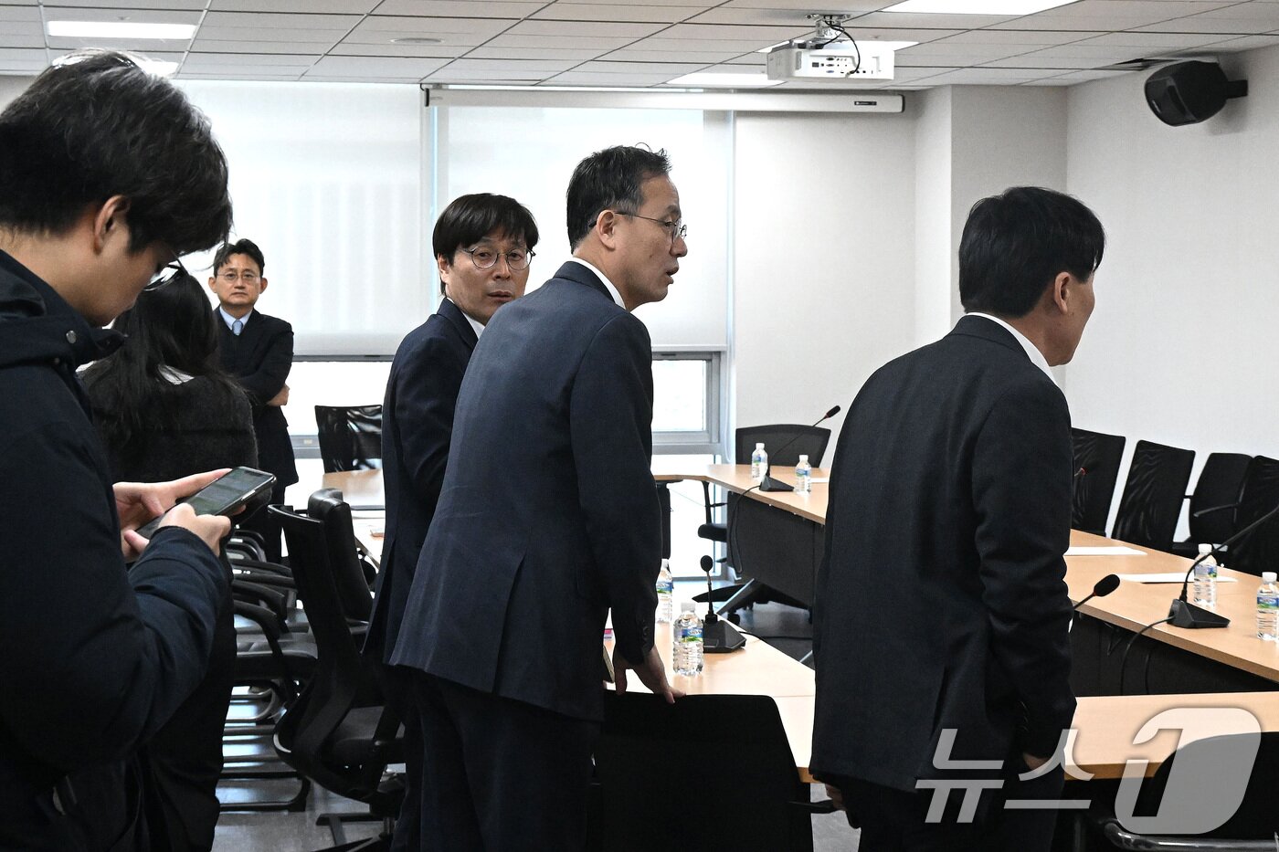 본문 이미지 - 이형일 재정경제부 1차관이 27일 서울 여의도 국회에서 열린 트럼프 관세 관련 당정 협의에 참석하고 있다. (공동취재) 2026.1.27/뉴스1 ⓒ News1 신웅수 기자