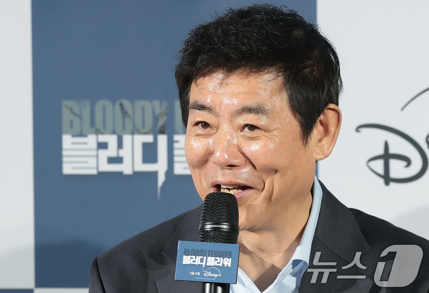 (서울=뉴스1) 권현진 기자 = 배우 성동일이 27일 서울 용산구 CGV용산아이파크몰에서 열린 디즈니+ 오리지널 시리즈 '블러디 플라워' 제작발표회에서 인사말을 하고 있다.'블러디 …