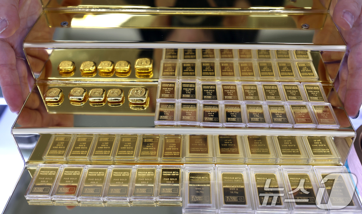 (서울=뉴스1) 구윤성 기자 = 국제금값이 온스당 5천100달러 돌파한 27일 서울 종로구의 한 금거래소에 미니 골드바가 진열돼 있다. 2026.1.27/뉴스1
