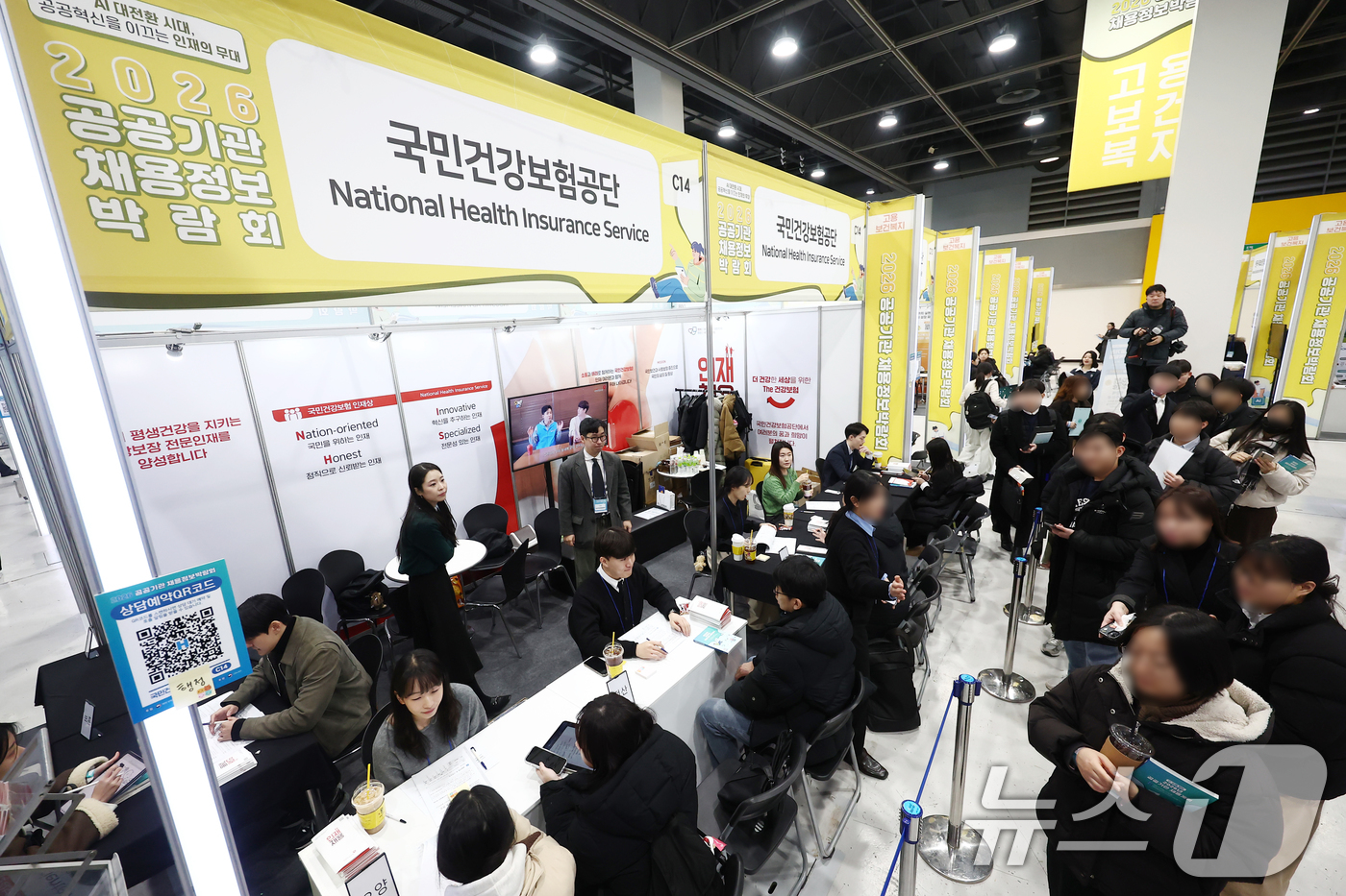 (서울=뉴스1) 김민지 기자 = 27일 서울 서초구 aT센터에서 열린 '2026 공공기관 채용정보 박람회'를 찾은 방문객들이 면접을 보고 있다. 2026.1.27/뉴스1