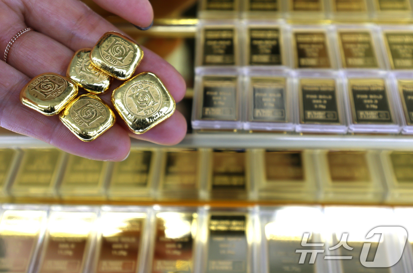 (서울=뉴스1) 구윤성 기자 = 국제금값이 온스당 5천100달러 돌파한 27일 서울 종로구의 한 금거래소에 금 제품이 진열돼 있다. 2026.1.27/뉴스1
