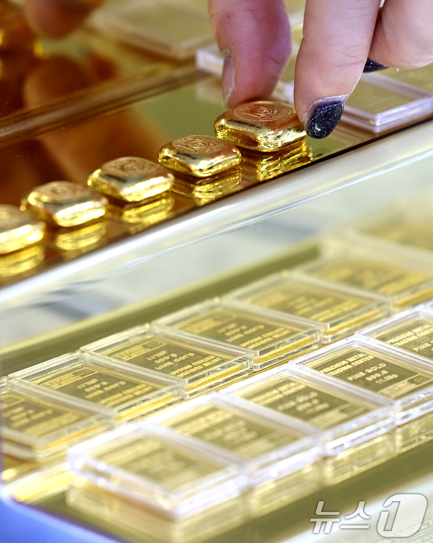 (서울=뉴스1) 구윤성 기자 = 국제금값이 온스당 5천100달러 돌파한 27일 서울 종로구의 한 금거래소에 금 제품이 진열돼 있다. 2026.1.27/뉴스1