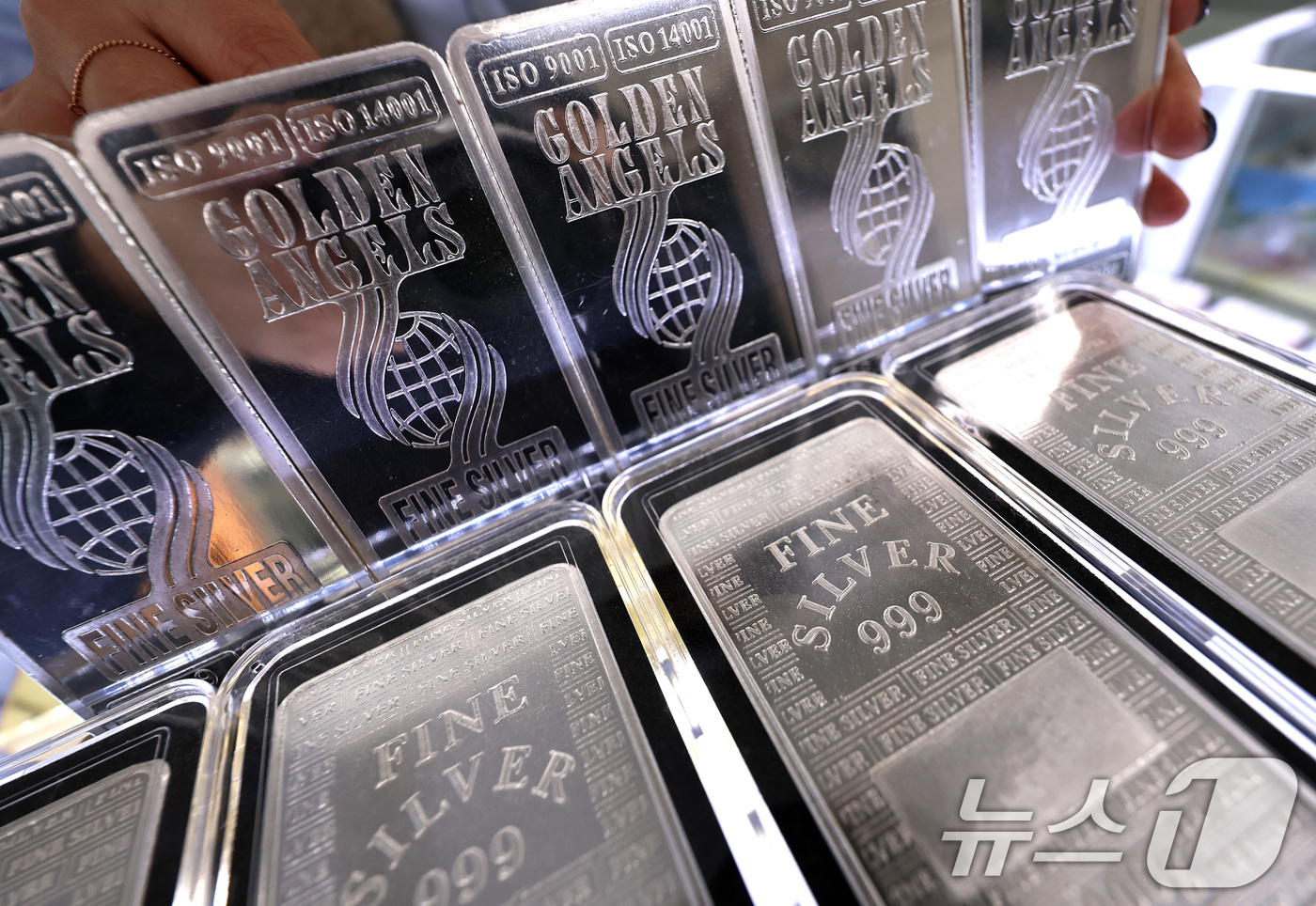 (서울=뉴스1) 구윤성 기자 = 금과 함께 은 가격이 연일 고공행진을 이어가고 있는  27일 서울 종로구의 한 금거래소에 실버바 등 제품이 진열돼 있다. 2026.1.27/뉴스1
