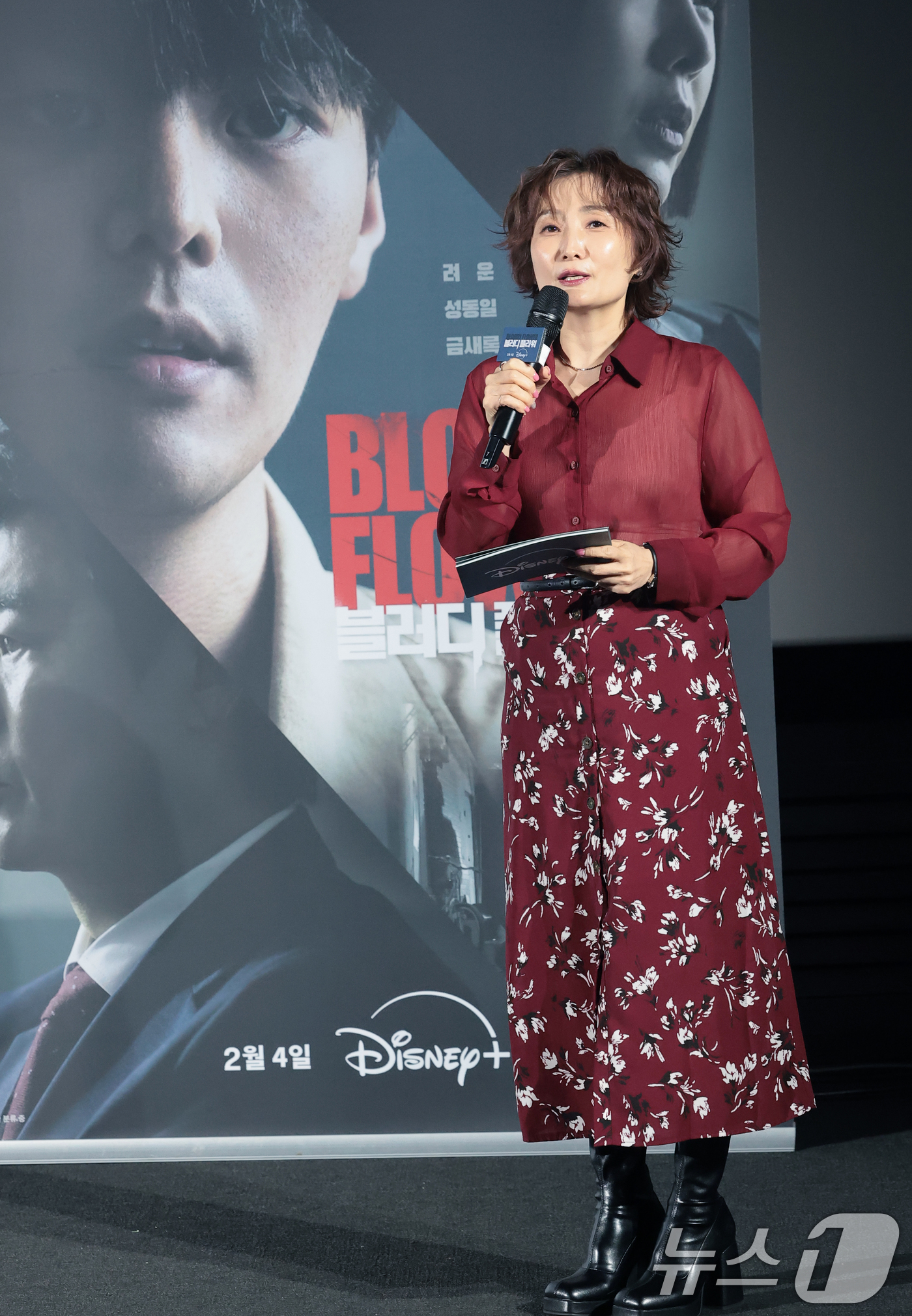 (서울=뉴스1) 권현진 기자 = 방송인 박경림이 27일 서울 용산구 CGV용산아이파크몰에서 열린 디즈니+ 오리지널 시리즈 '블러디 플라워' 제작발표회에서 진행을 하고 있다.'블러디 …
