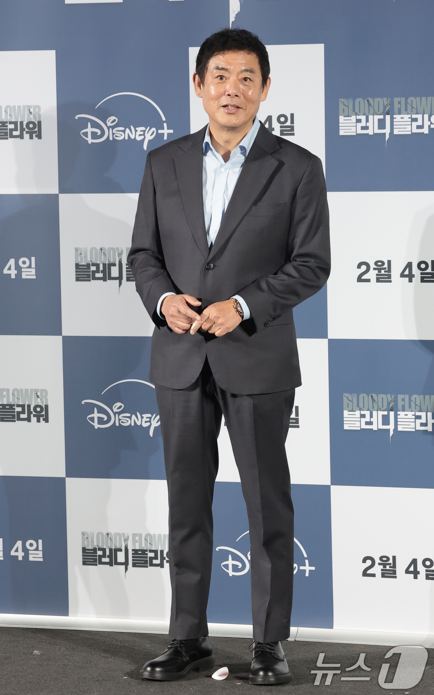 (서울=뉴스1) 권현진 기자 = 배우 성동일이 27일 서울 용산구 CGV용산아이파크몰에서 열린 디즈니+ 오리지널 시리즈 '블러디 플라워' 제작발표회에서 포즈를 취하고 있다.'블러디 …