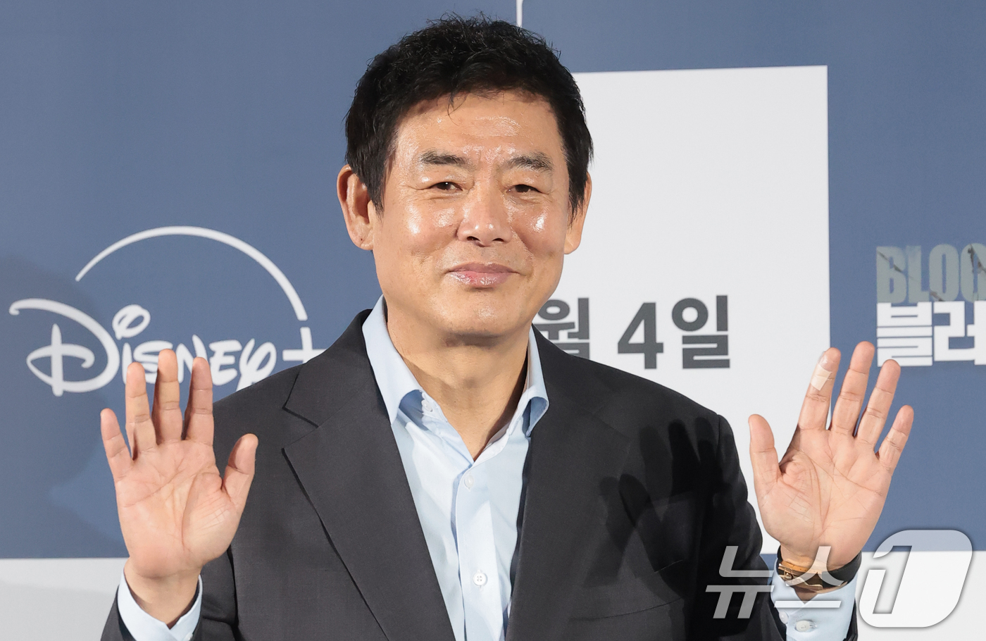 (서울=뉴스1) 권현진 기자 = 배우 성동일이 27일 서울 용산구 CGV용산아이파크몰에서 열린 디즈니+ 오리지널 시리즈 '블러디 플라워' 제작발표회에서 포즈를 취하고 있다.'블러디 …