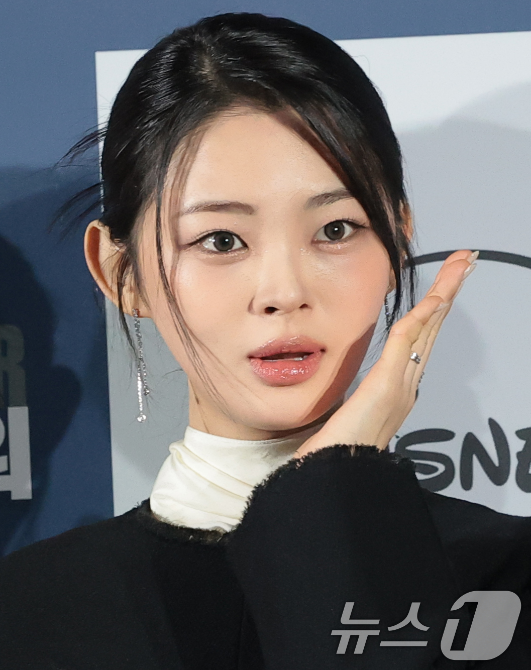 (서울=뉴스1) 권현진 기자 = 배우 정소리가 27일 서울 용산구 CGV용산아이파크몰에서 열린 디즈니+ 오리지널 시리즈 '블러디 플라워' 제작발표회에서 포즈를 취하고 있다.'블러디 …