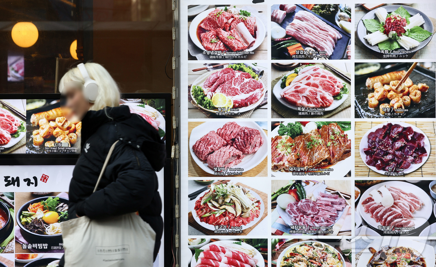 (서울=뉴스1) 최지환 기자 = 27일 서울 중구 명동거리에 음식 메뉴가 게시되어 있다. 한국소비자원 가격정보포털 참가격에 따르면 지난해 1년 동안 김밥, 삼겹살, 자장면 등 8개 …