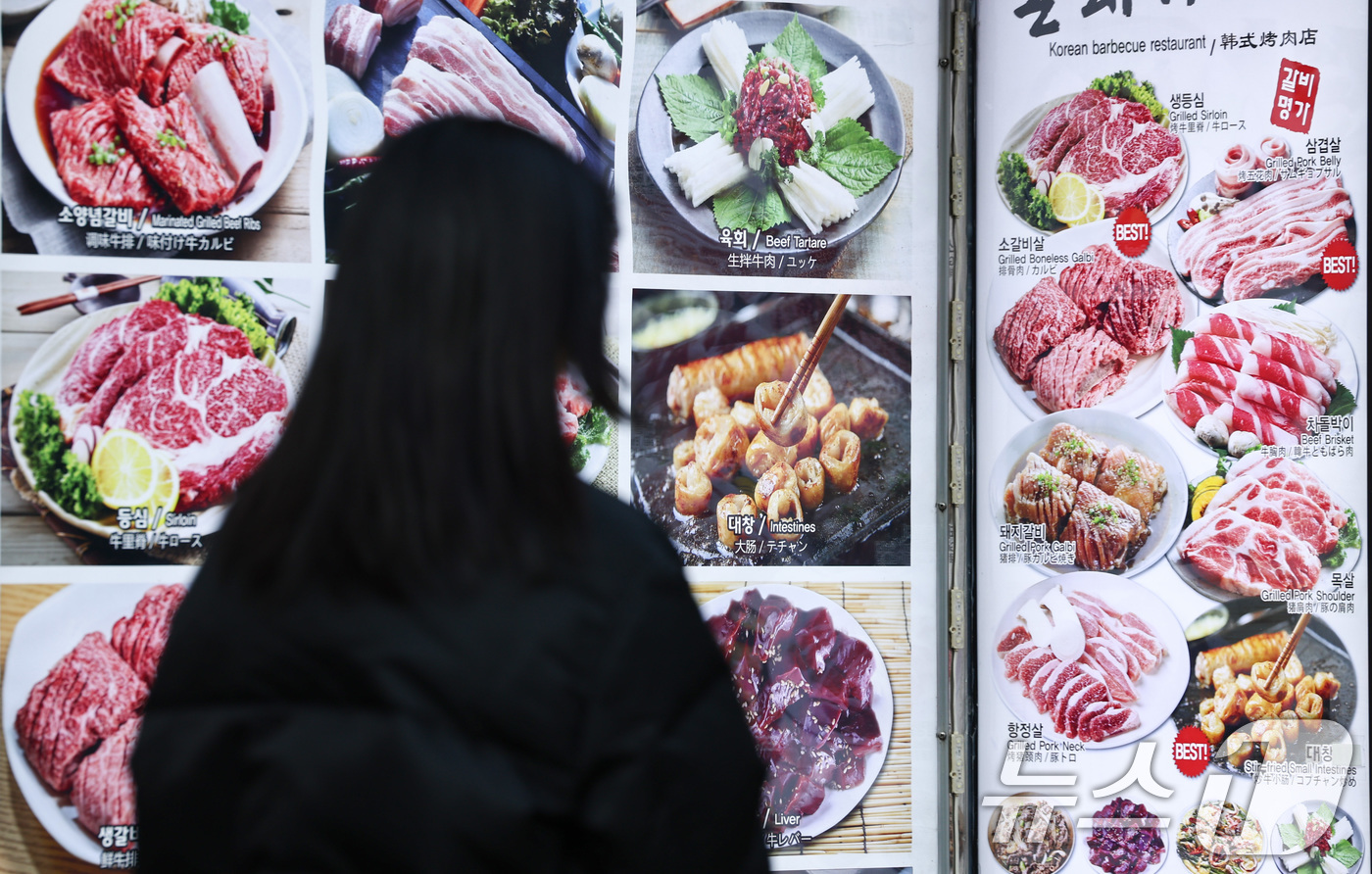 (서울=뉴스1) 최지환 기자 = 27일 서울 중구 명동거리에 음식 메뉴가 게시되어 있다. 한국소비자원 가격정보포털 참가격에 따르면 지난해 1년 동안 김밥, 삼겹살, 자장면 등 8개 …