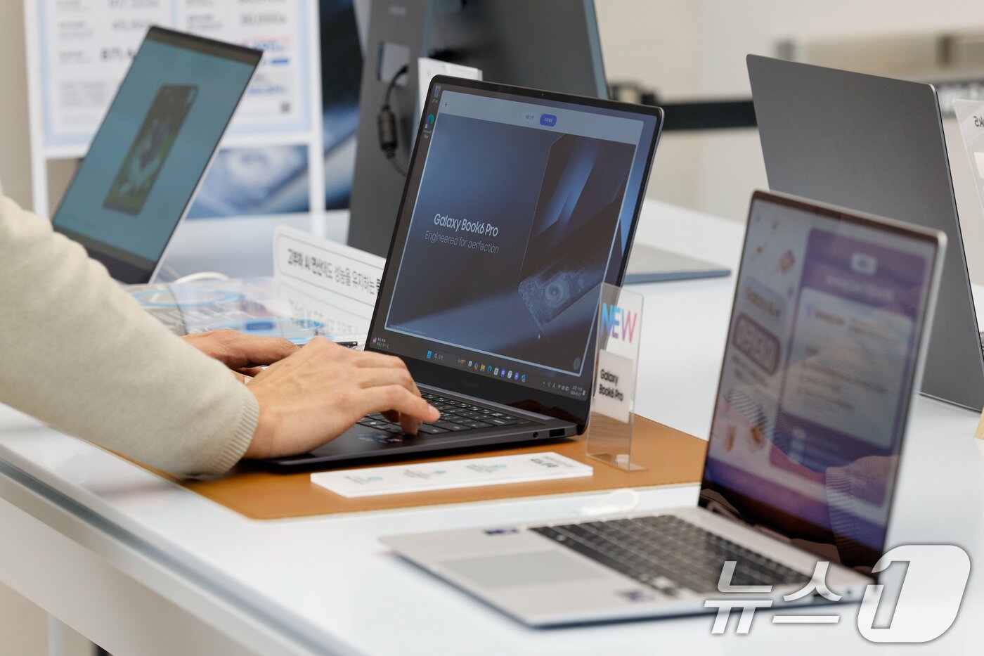 본문 이미지 - 삼성전자가 AI 랩탑 갤럭시북6 울트라와 갤럭시북6 프로를 출시한 27일 서울 서초구 삼성 강남에 갤럭시북6 프로가 진열돼 있다. 2026.1.27 ⓒ 뉴스1 안은나 기자
