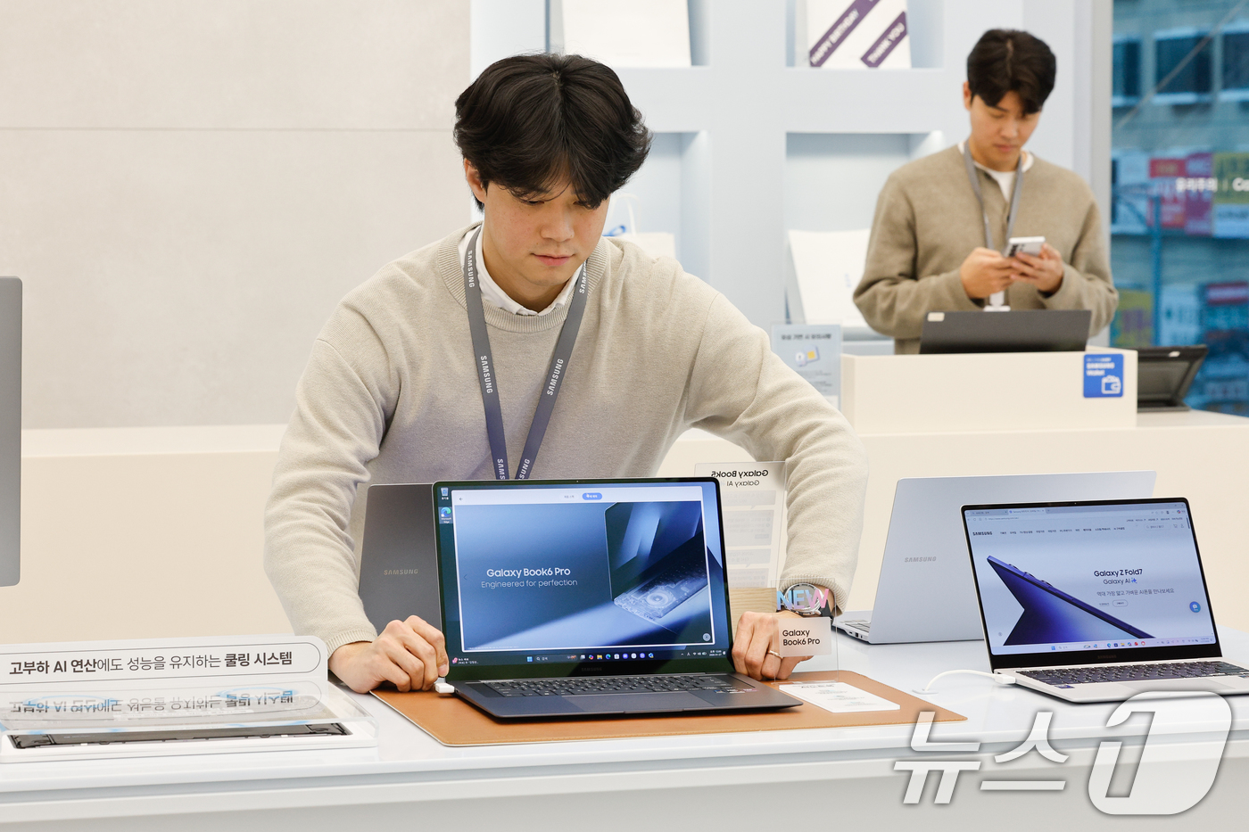 (서울=뉴스1) 안은나 기자 = 삼성전자가 AI 랩탑 갤럭시북6 울트라와 갤럭시북6 프로를 출시한 27일 서울 서초구 삼성 강남에 갤럭시북6 프로가 진열돼 있다.인텔 코어 울트라 …