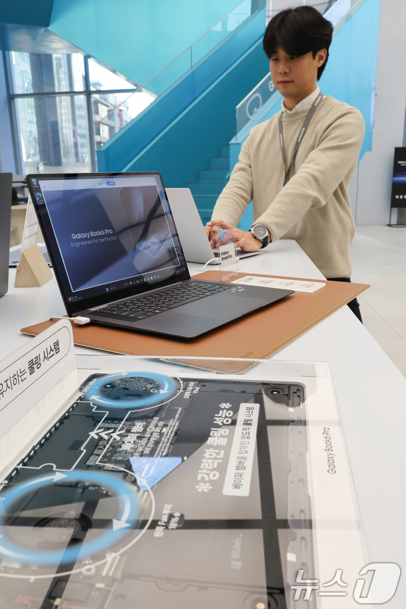 (서울=뉴스1) 안은나 기자 = 삼성전자가 AI 랩탑 갤럭시북6 울트라와 갤럭시북6 프로를 출시한 27일 서울 서초구 삼성 강남에 갤럭시북6 프로가 진열돼 있다.인텔 코어 울트라 …