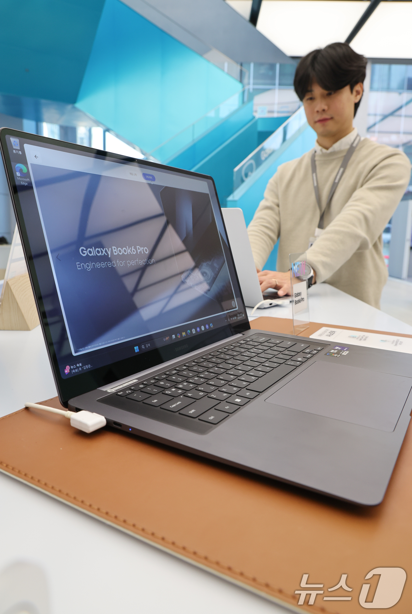 (서울=뉴스1) 안은나 기자 = 삼성전자가 AI 랩탑 갤럭시북6 울트라와 갤럭시북6 프로를 출시한 27일 서울 서초구 삼성 강남에 갤럭시북6 프로가 진열돼 있다.인텔 코어 울트라 …