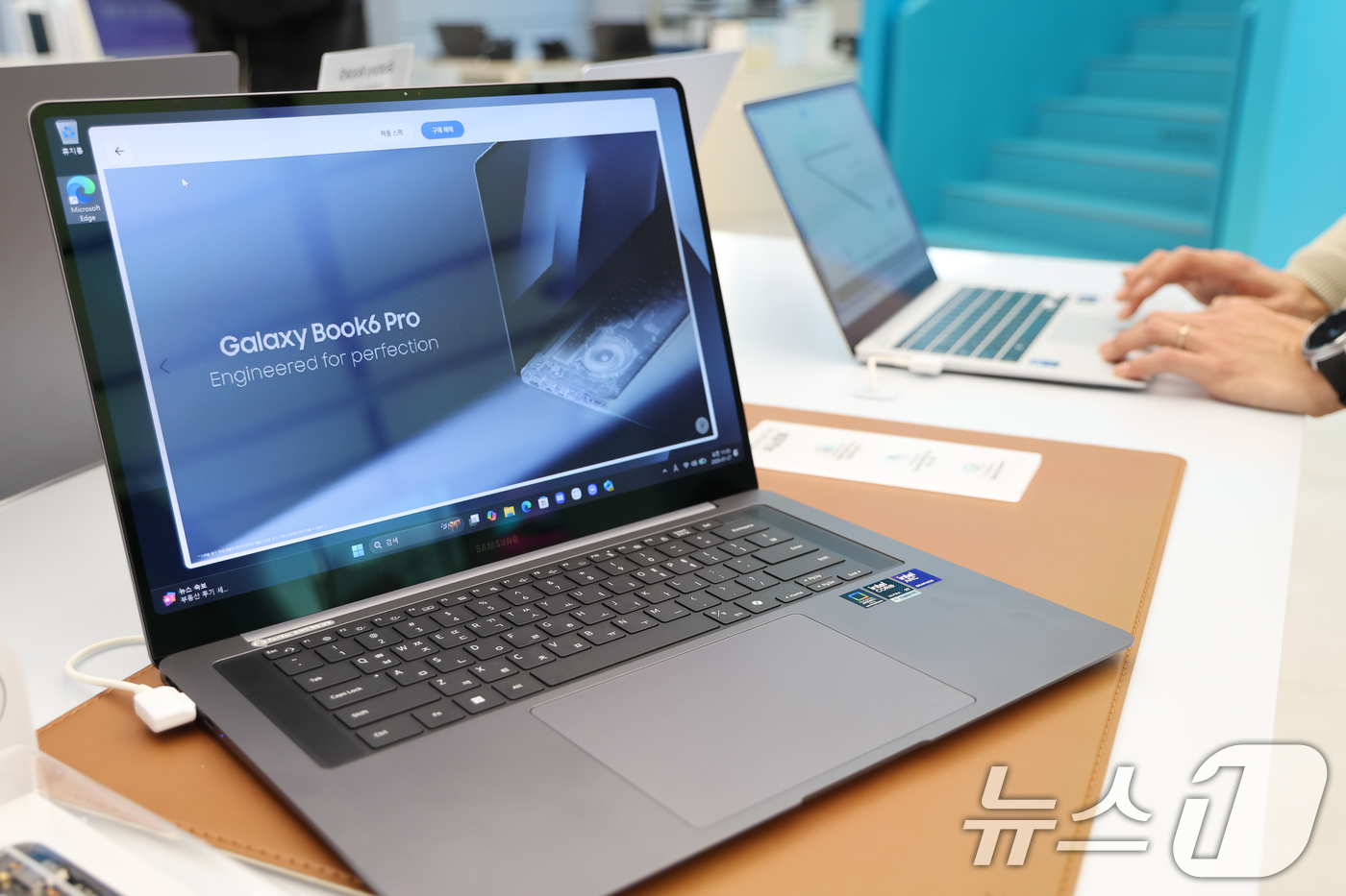 (서울=뉴스1) 안은나 기자 = 삼성전자가 AI 랩탑 갤럭시북6 울트라와 갤럭시북6 프로를 출시한 27일 서울 서초구 삼성 강남에 갤럭시북6 프로가 진열돼 있다.인텔 코어 울트라 …
