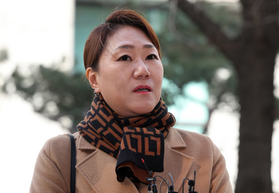 공익제보자 강혜경, 참고인 조사 위해 경찰 출석