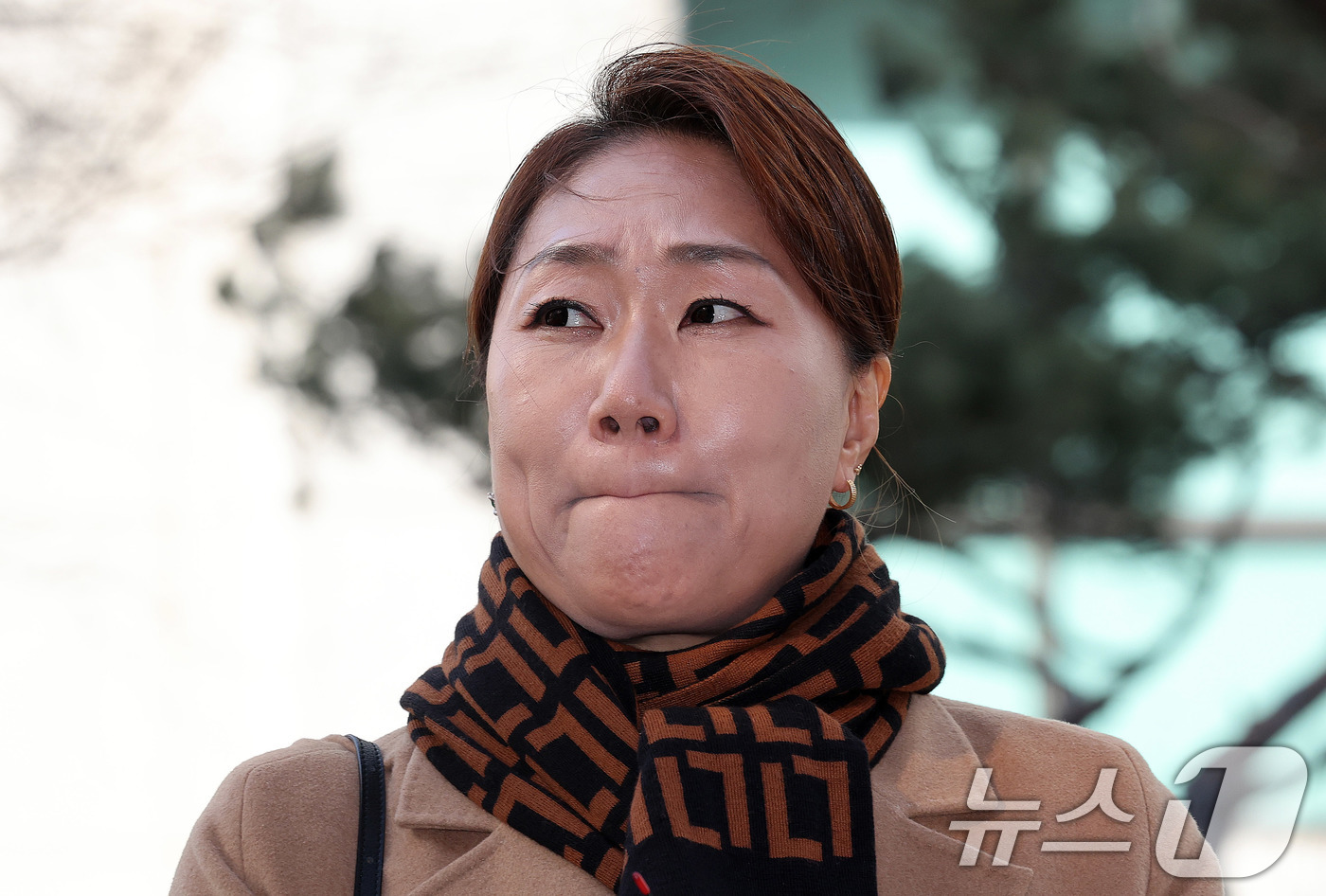 (서울=뉴스1) 박지혜 기자 = 공익제보자 강혜경 씨가 27일 오후 서울 마포구 서울경찰청 공공범죄수사대에 이준석·명태균 사건에 대한 참고인 조사를 받기 위해 출석하고 있다.  2 …