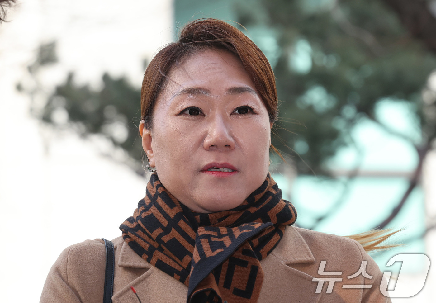 (서울=뉴스1) 박지혜 기자 = 공익제보자 강혜경 씨가 27일 오후 서울 마포구 서울경찰청 공공범죄수사대에 이준석·명태균 사건에 대한 참고인 조사를 받기 위해 출석하고 있다.  2 …