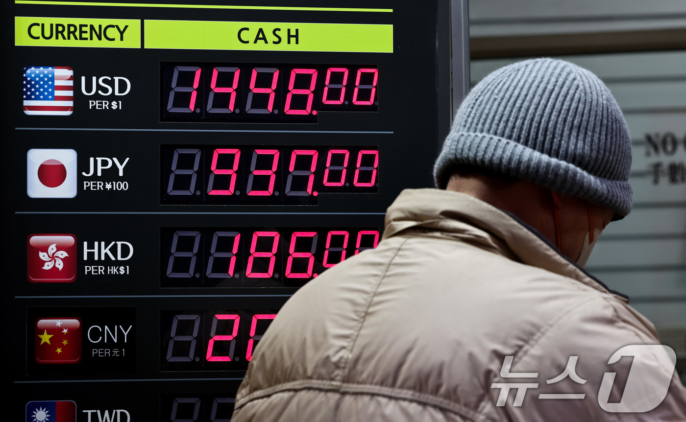 (서울=뉴스1) 최지환 기자 = 27일 서울 명동 환전소 전광판에 환율 시세가 게시되어 있다.최근 엔화 강세로 1440원대로 하락한 원·달러 환율이 트럼프 미국 대통령의 관세 발언 …