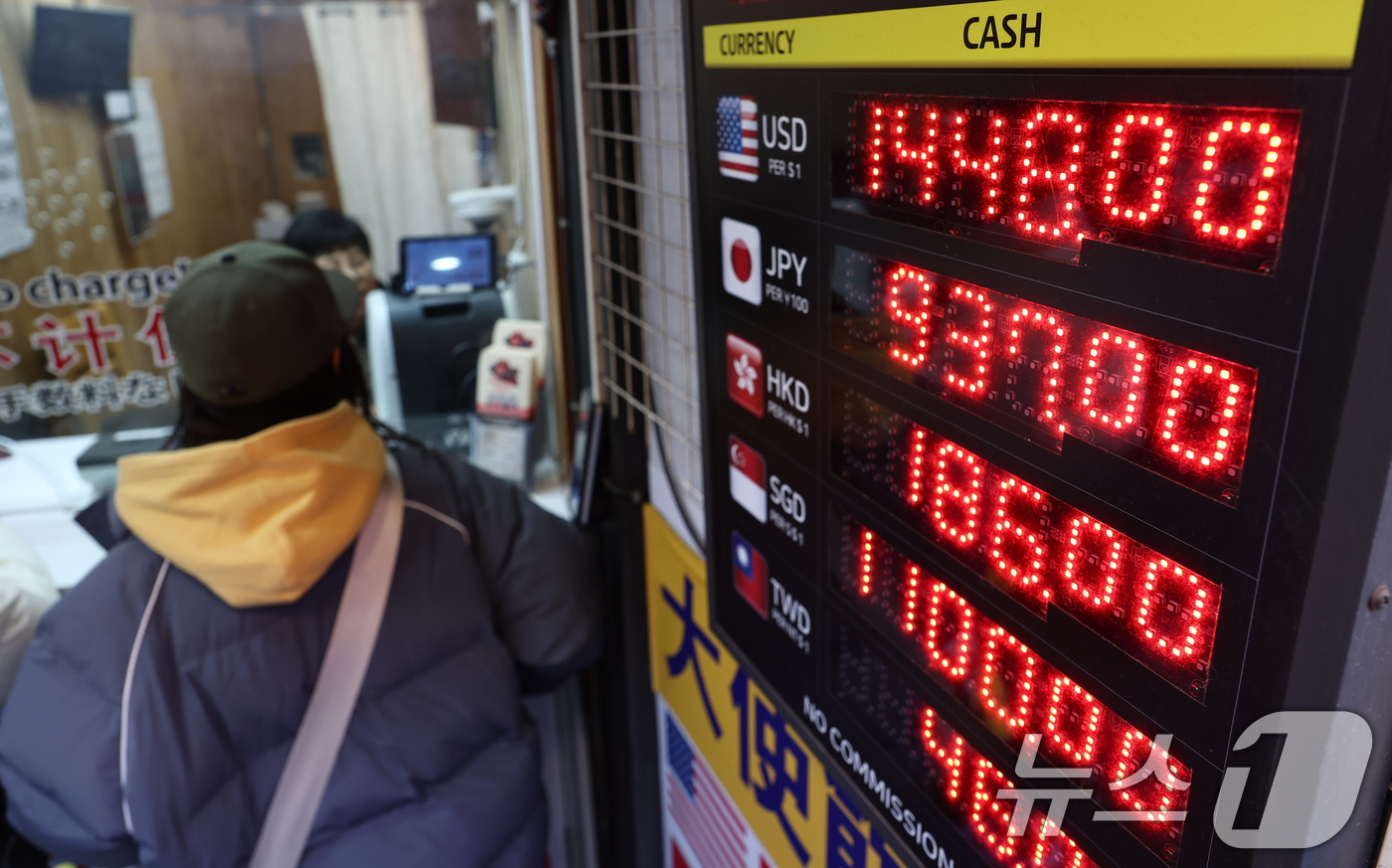 (서울=뉴스1) 최지환 기자 = 27일 서울 명동 환전소 전광판에 환율 시세가 게시되어 있다.최근 엔화 강세로 1440원대로 하락한 원·달러 환율이 트럼프 미국 대통령의 관세 발언 …