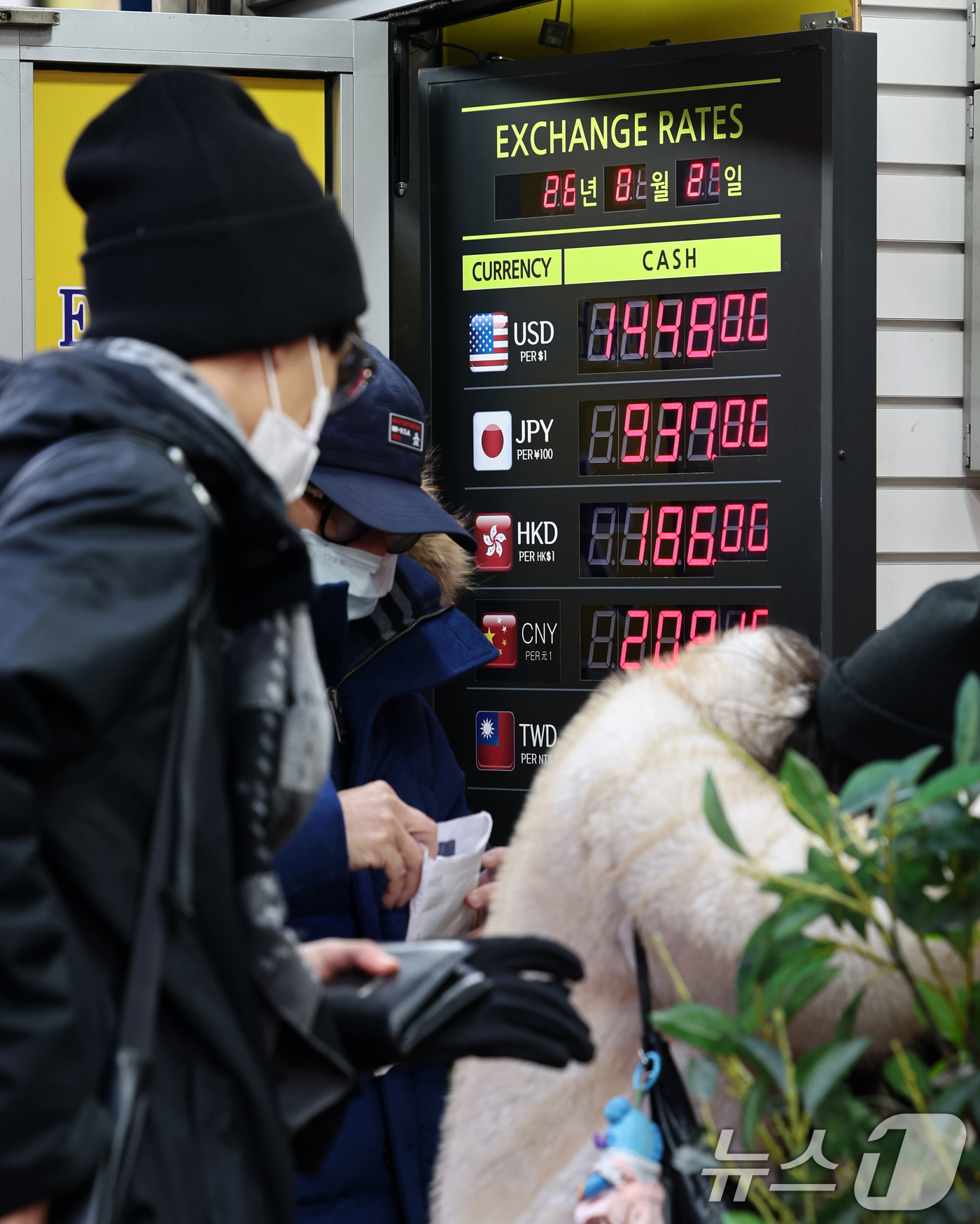 (서울=뉴스1) 최지환 기자 = 27일 서울 명동 환전소 전광판에 환율 시세가 게시되어 있다.최근 엔화 강세로 1440원대로 하락한 원·달러 환율이 트럼프 미국 대통령의 관세 발언 …