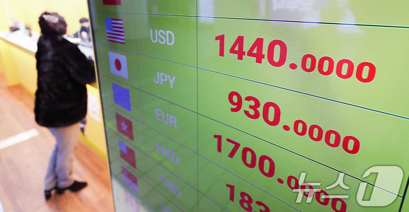 (서울=뉴스1) 최지환 기자 = 27일 서울 명동 환전소 전광판에 환율 시세가 게시되어 있다.최근 엔화 강세로 1440원대로 하락한 원·달러 환율이 트럼프 미국 대통령의 관세 발언 …