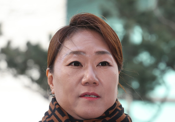 취재진 질문에 답하는 강혜경 씨