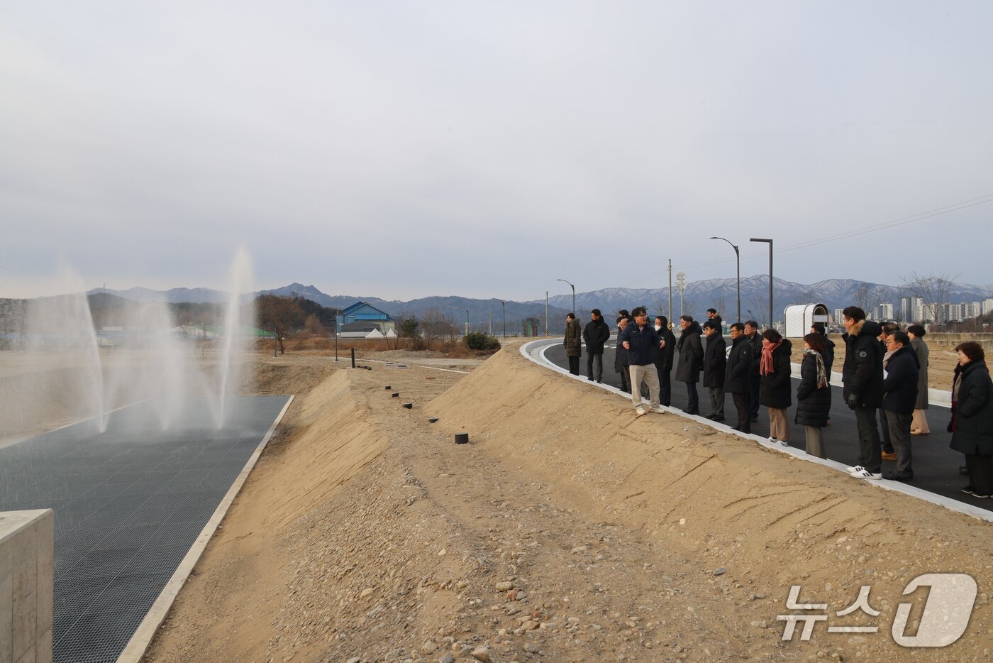 본문 이미지 - 지난 26일 양양연어자연산란장 통수 점검현장.(양양군 제공, 재판매 및 DB 금지) 2026.1.27/뉴스1