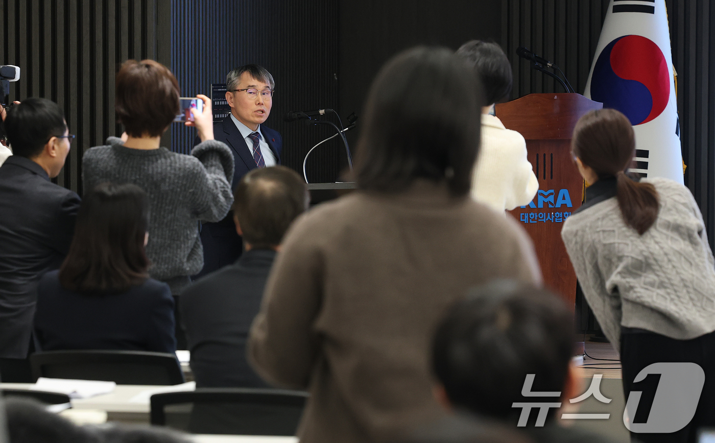 (서울=뉴스1) 오대일 기자 = 27일 오후 서울 용산구 의협 회관에서 열린 대한의사협회 의료정책연구원·한국의학교육협회 ‘의과대학 증원과 의학교육의 문제 II’ 공동 세미나에서 채 …