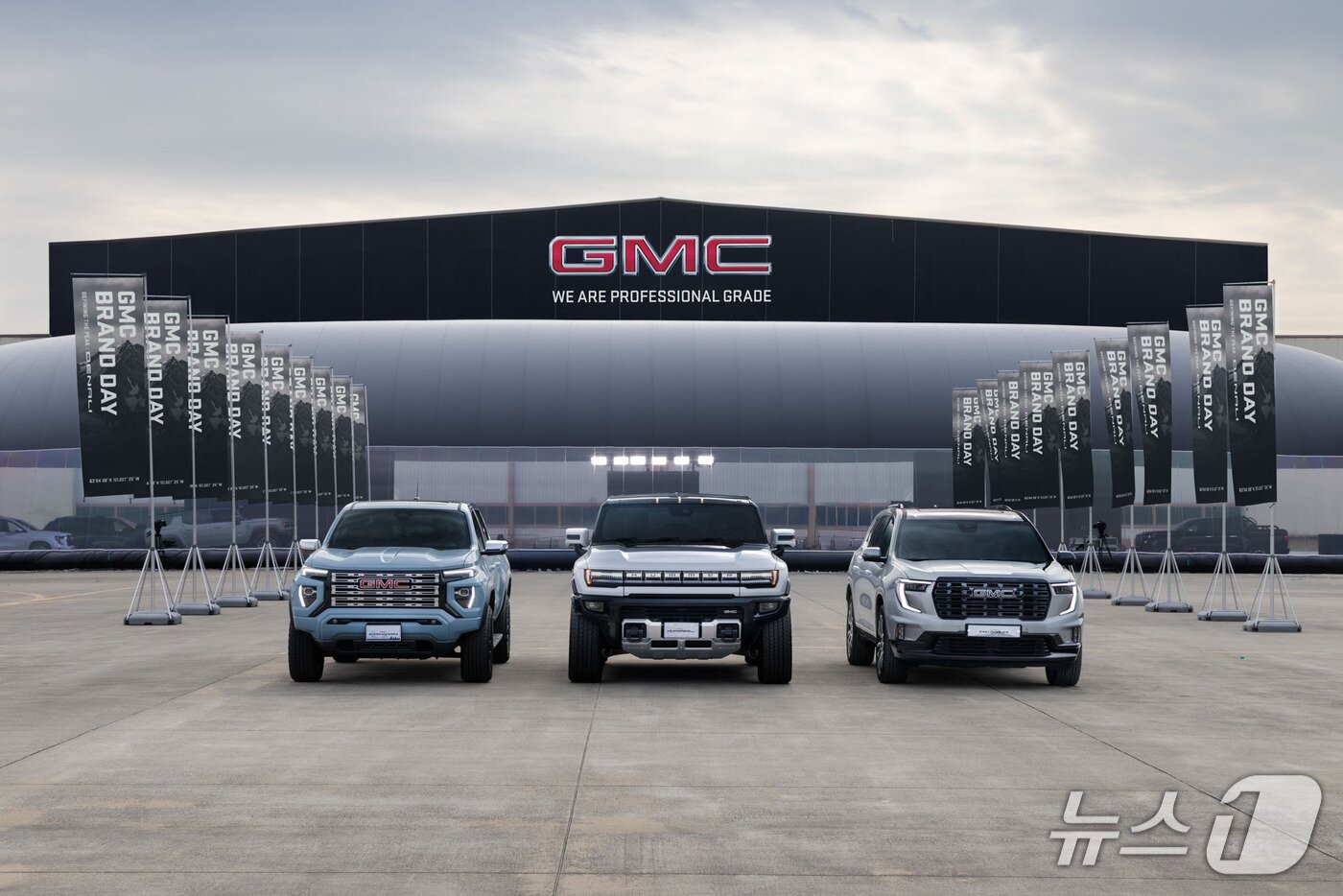 본문 이미지 - GMC가 올해 국내에 출시할 신차 3종. 왼쪽부터 캐니언·허머EV·아카디아 (GMC 제공)  