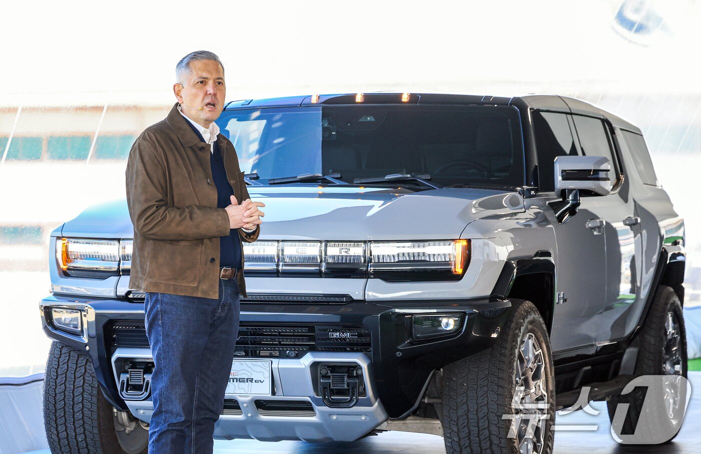 본문 이미지 - 헥터 비자레알 한국GM 사장이 지난 1월 경기 김포 한국타임즈항공에서 열린 GMC 브랜드 데이에서 GMC 전기 SUV·픽업 '허머 EV'를 배경으로 발표하는 모습. 2026.1.27 ⓒ 뉴스1 이호윤 기자