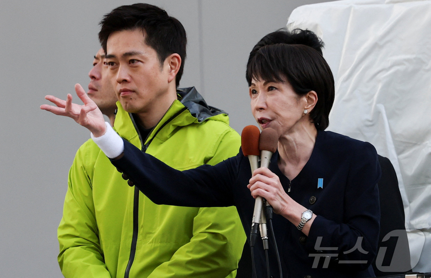 (도쿄 로이터=뉴스1) 김지완 기자 = 27일 다카이치 사나에 일본 총리(오른쪽)와 요시무라 히로후미 일본유신회 공동대표가 중의원 선거(다음달 8일)를 앞두고 도쿄에서 공동 유세를 …