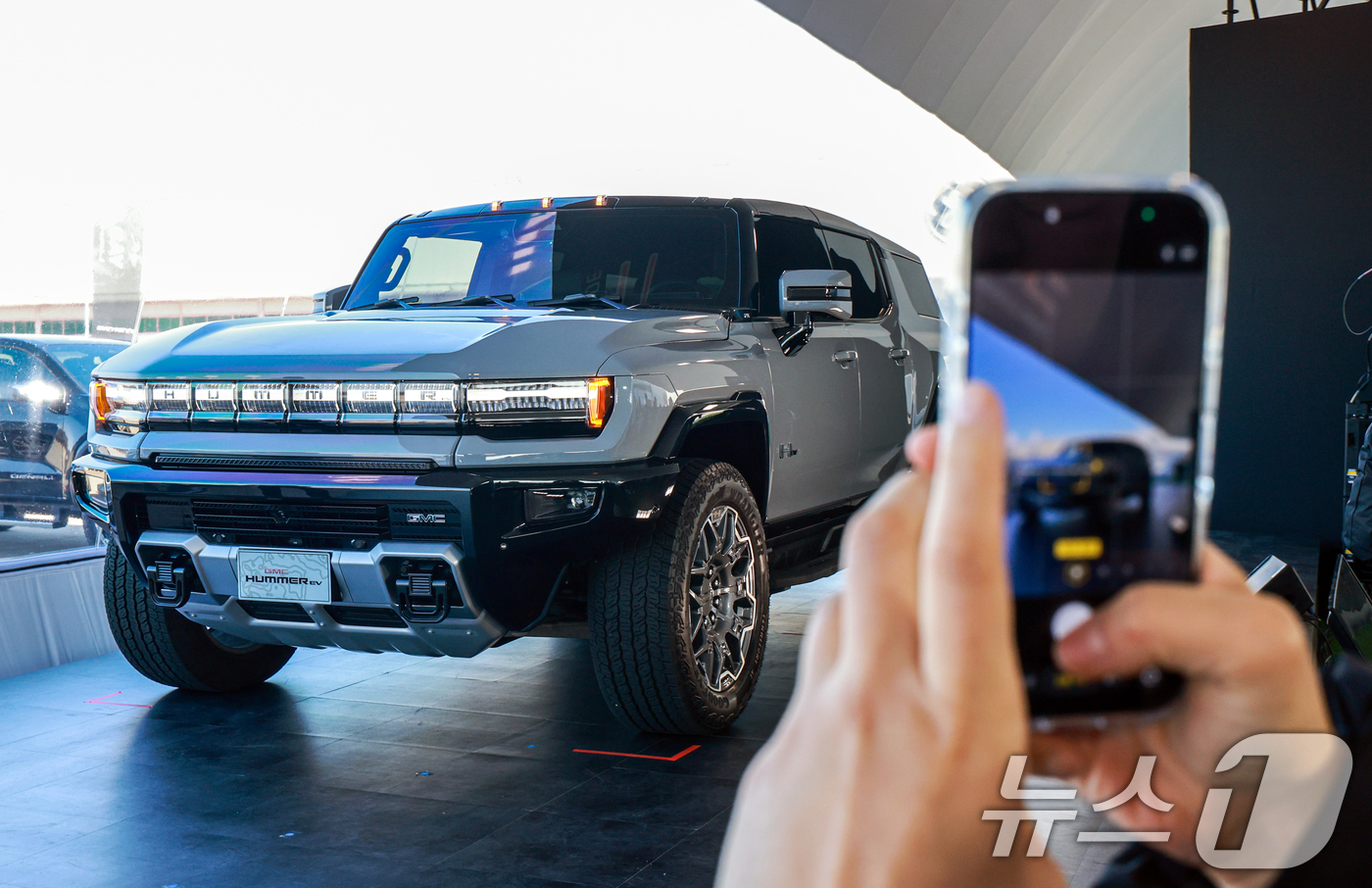(김포=뉴스1) 이호윤 기자 = 27일 경기 김포 한국타임즈항공에서 열린 GMC 브랜드 데이에 참가한 참관객이 전시된 '허머 EV' 차량을 둘러보고 있다.이번 브랜드 데이에서 제너 …