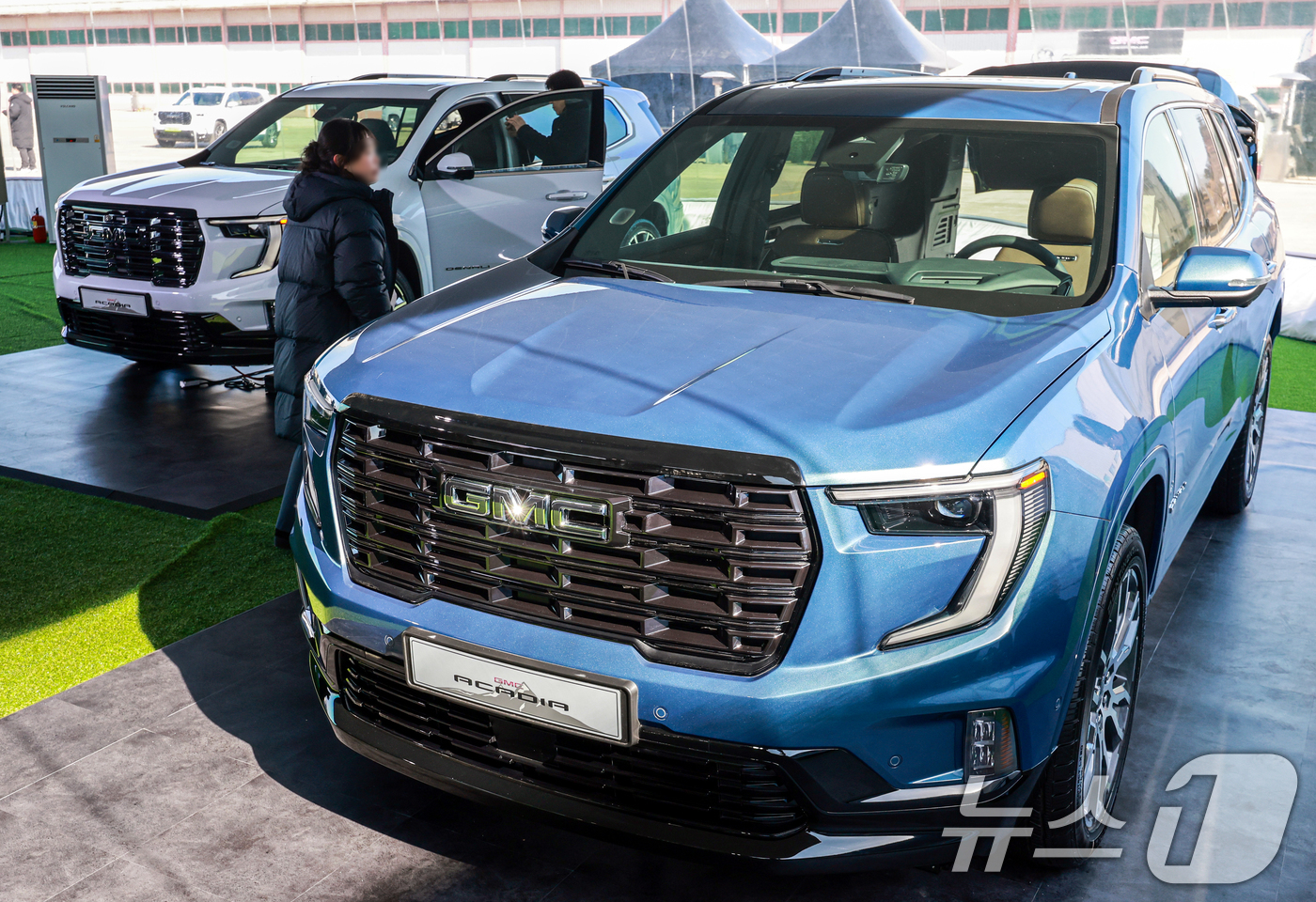 (김포=뉴스1) 이호윤 기자 = 27일 경기 김포 한국타임즈항공에서 열린 GMC 브랜드 데이에 참가한 참관객들이 전시된 '아카디아(Acadia)' 차량을 둘러보고 있다.이번 브랜드 …