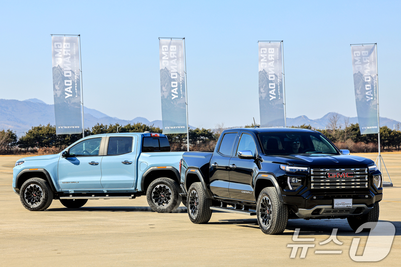 (김포=뉴스1) 이호윤 기자 = 27일 경기 김포 한국타임즈항공에서 열린 GMC 브랜드 데이에서 시승용 차량들이 전시돼 있다.이번 브랜드 데이에서 제너럴모터스(GM)는 한국 시장에 …