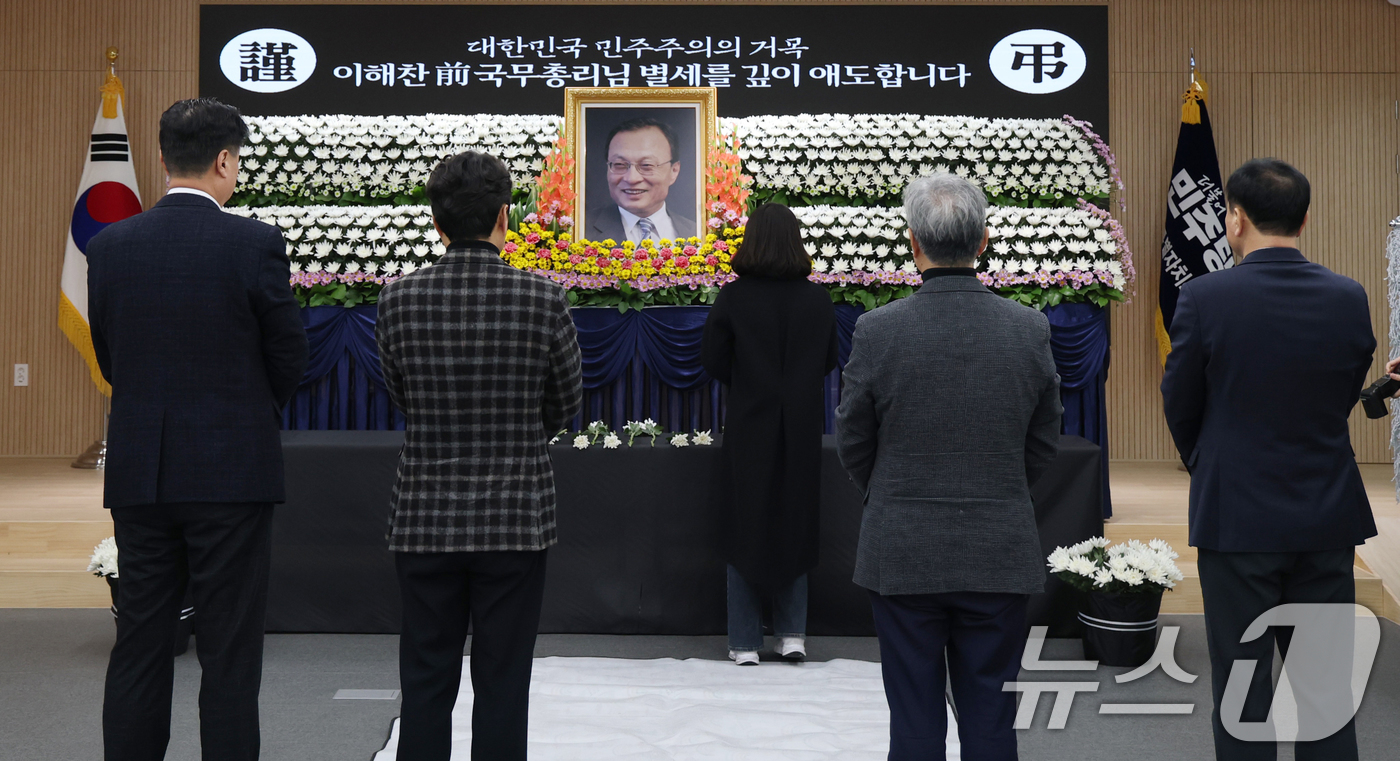 (전주=뉴스1) 유경석 기자 = 27일 전북 전주시 더불어민주당 전북특별자치도당에 마련된 故 이해찬 전 국무총리 추모 공간을 찾은 시민들이 조문하고 있다. 2026.1.27/뉴스1 …