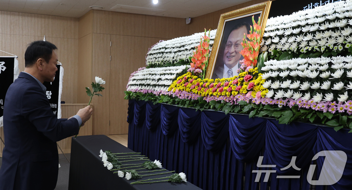 (전주=뉴스1) 유경석 기자 = 27일 전북 전주시 더불어민주당 전북특별자치도당에 마련된 故 이해찬 전 국무총리 추모 공간을 찾은 시민들이 조문하고 있다. 2026.1.27/뉴스1 …