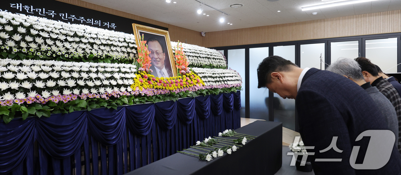 (전주=뉴스1) 유경석 기자 = 27일 전북 전주시 더불어민주당 전북특별자치도당에 마련된 故 이해찬 전 국무총리 추모 공간을 찾은 시민들이 조문하고 있다. 2026.1.27/뉴스1 …