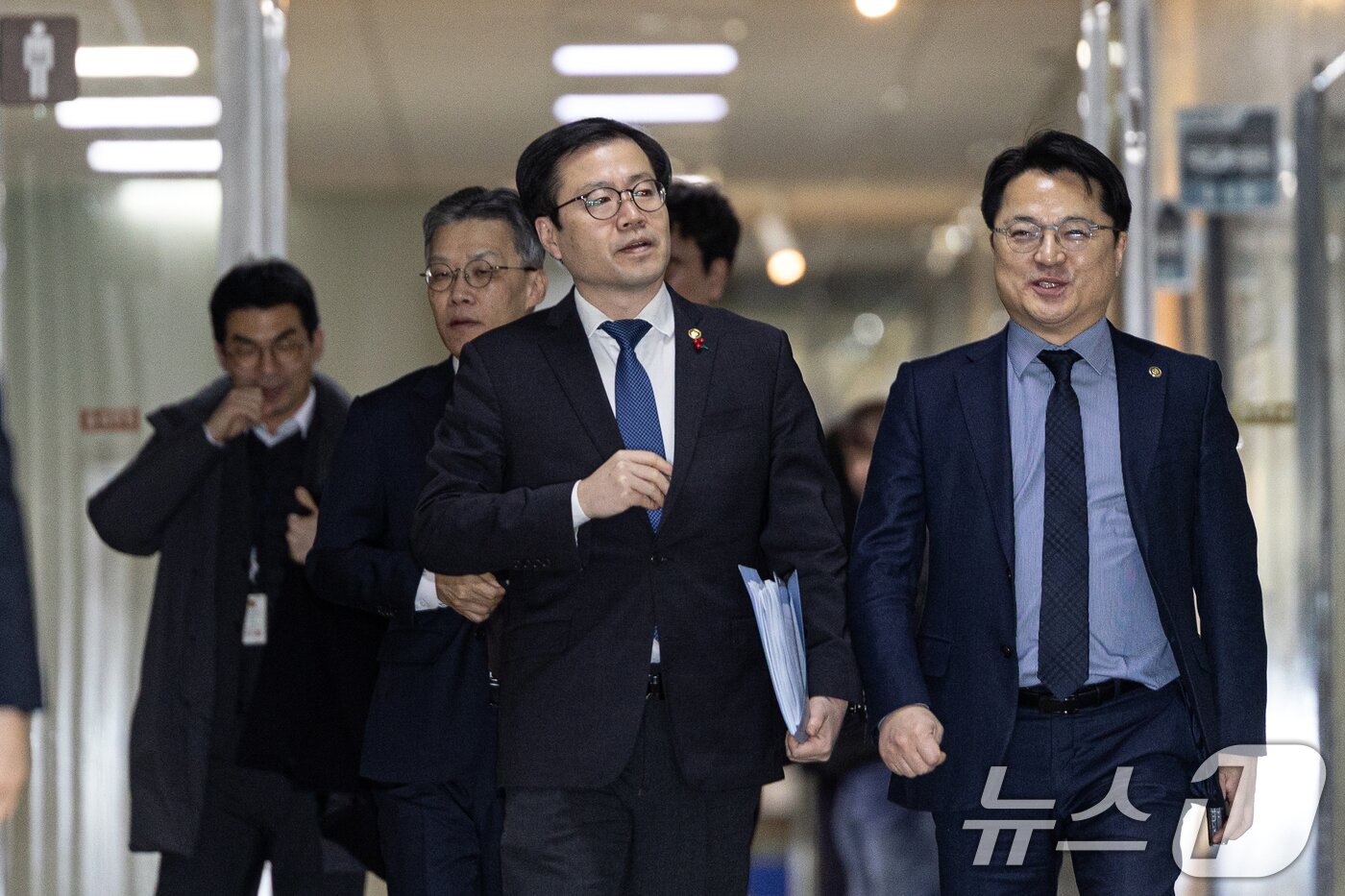 본문 이미지 - 여한구 산업통상부 통상교섭본부장이 27일 서울 여의도 국회에서 미국 관세 관련 보고를 위해 국회 산업통상자원중소벤처기업위원회 위원장실로 향하고 있다. 2026.1.27/뉴스1 ⓒ News1 이승배 기자