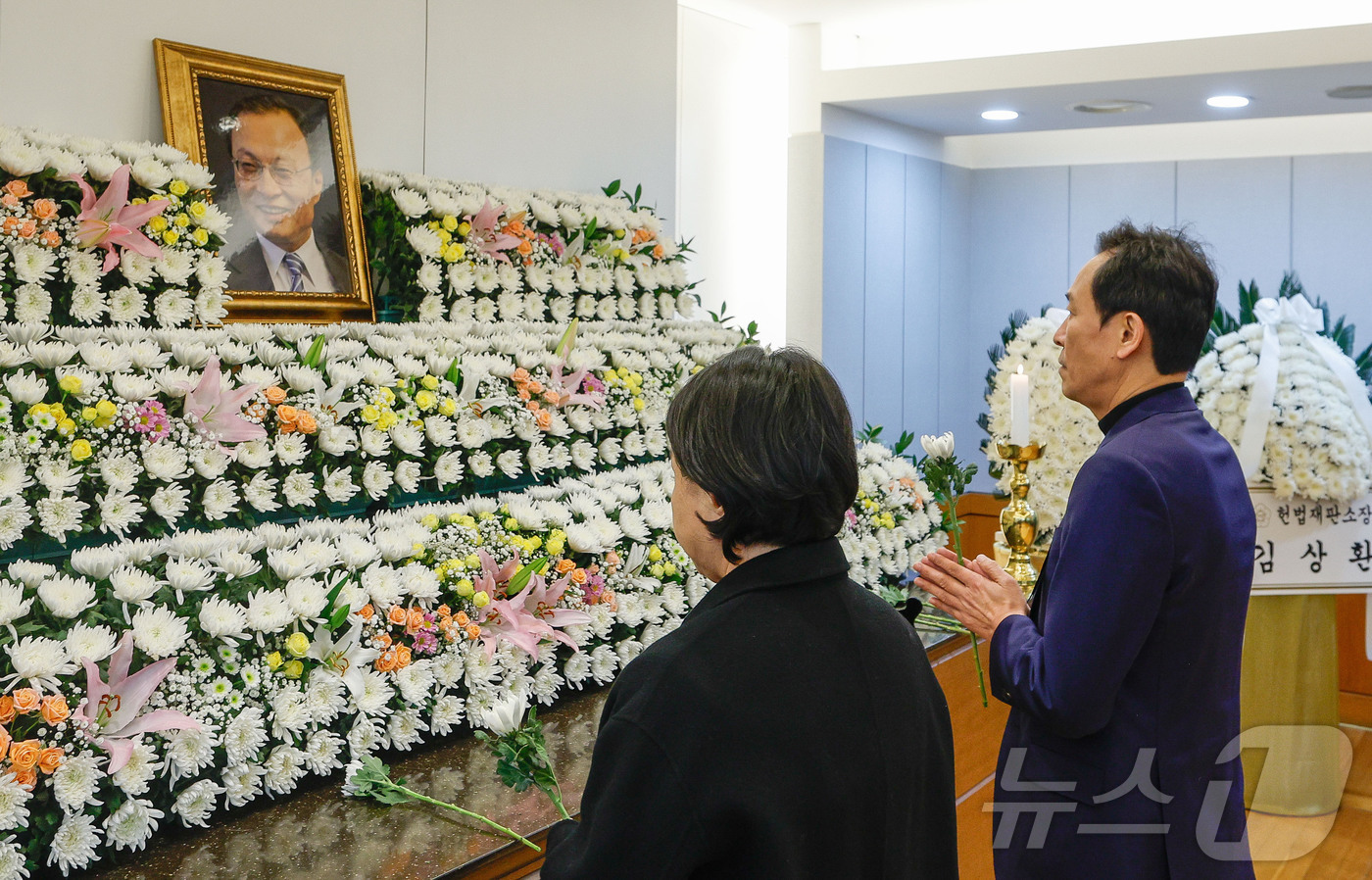 (서울=뉴스1) 사진공동취재단 = 27일 서울 종로구 서울대학교병원 장례식장에 이해찬 민주평화통일자문회의 수석부의장의 빈소가 마련된 가운데 우상호 전 청와대 정무수석이 조문을 하고 …
