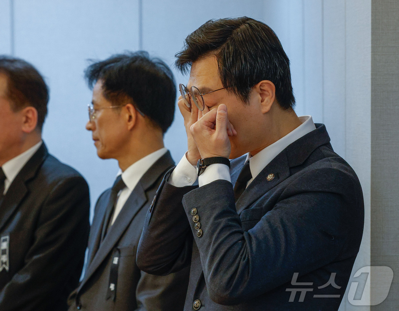 (서울=뉴스1) 사진공동취재단 = 27일 서울 종로구 서울대학교병원 장례식장에 고(故) 이해찬 민주평화통일자문회의 수석부의장의 빈소가 마련된 가운데 장경태 더불어민주당 의원이 조문 …